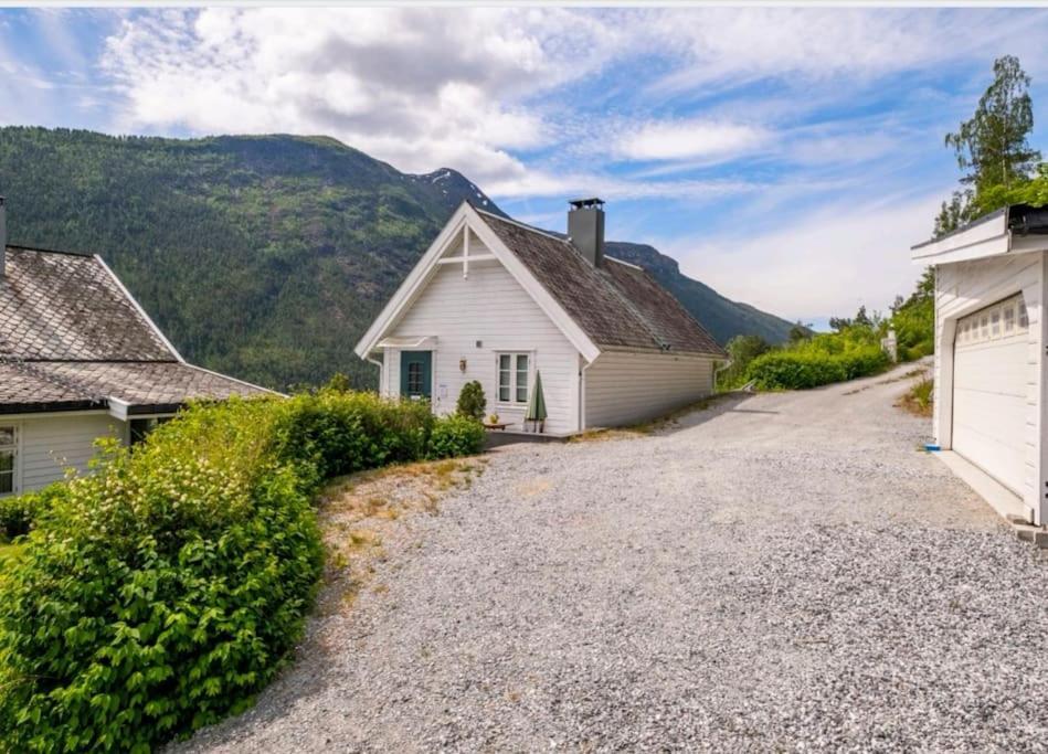 Nydelig Lite Hus Med Egen Vedfyrt Baksteovn. Villa Kaupanger Ngoại thất bức ảnh